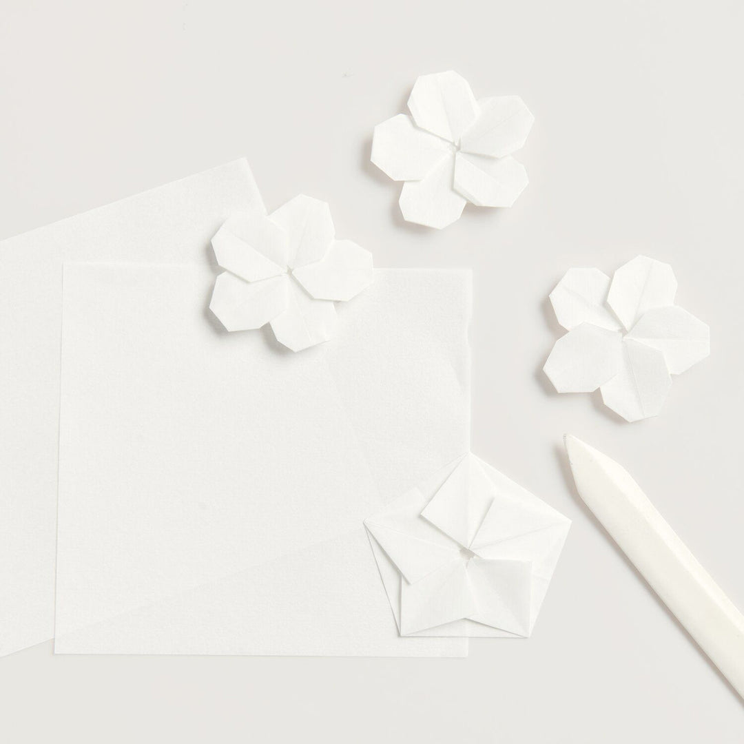 photo d'ambiance du set de 30 papiers origami unis fins blancs de 15cm par 15cm rico design
