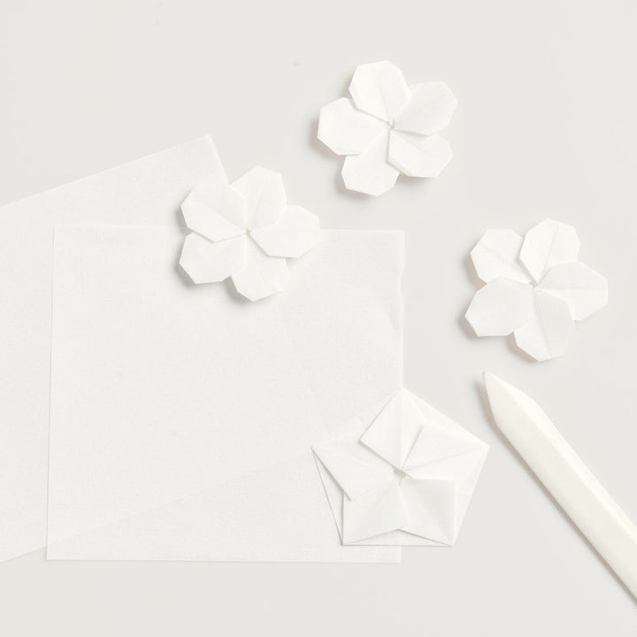 photo d'ambiance du set de 30 papiers origami unis fins blancs de 15cm par 15cm rico design