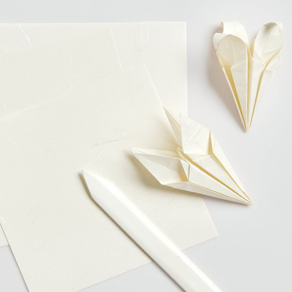 photo d'ambiance du set de 30 papiers origami unis texturés façon unryu ivoire de 15cm par 15cm rico design