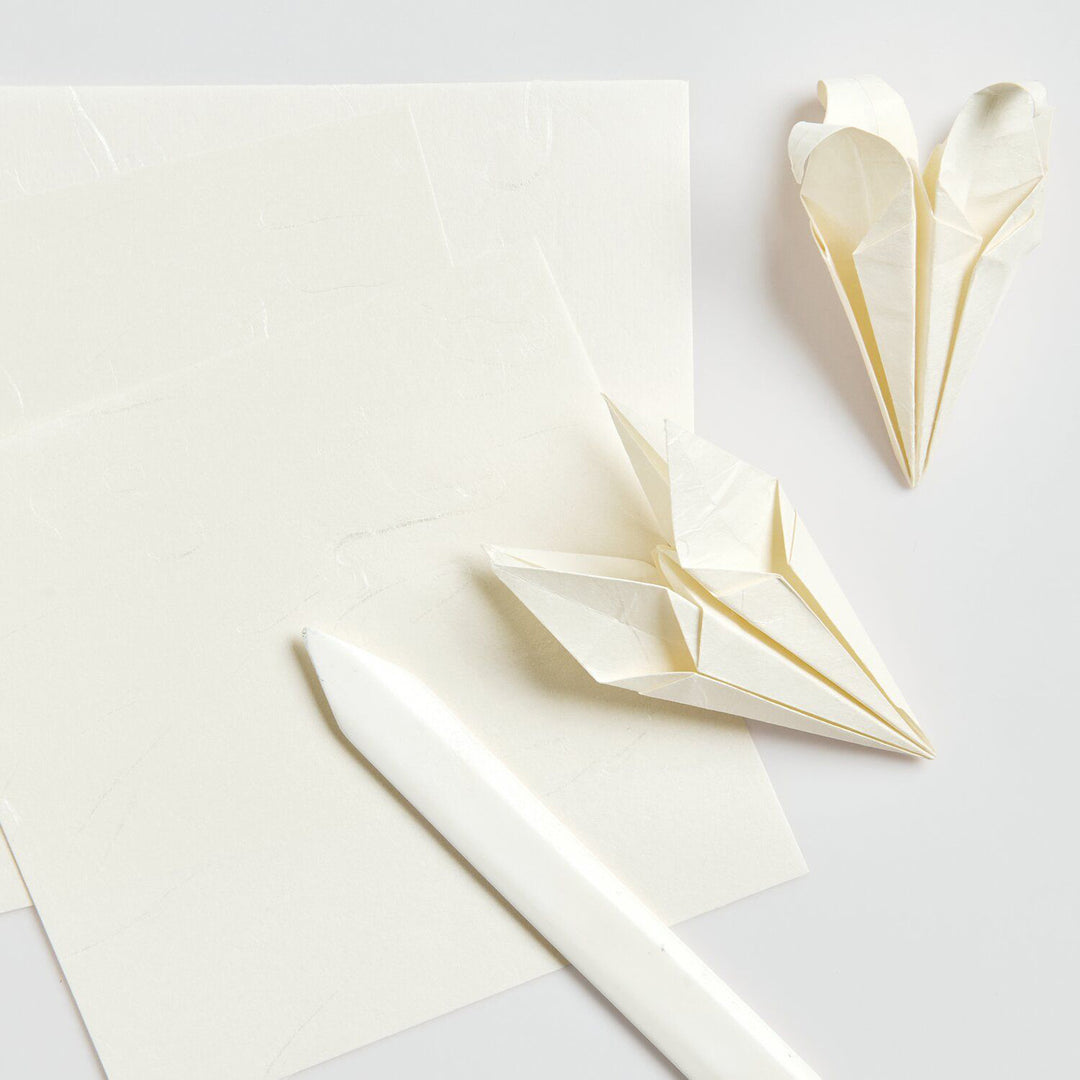 photo d'ambiance du set de 30 papiers origami unis texturés façon unryu ivoire de 15cm par 15cm rico design