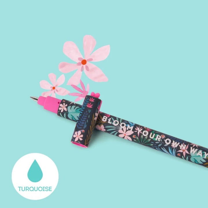 photo d'ambiance du stylo gel effaçable aux motifs de fleurs et feuillages tropicaux multicolores à l'encre turquoise et à la pointe 0,7mm legami