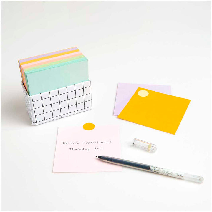 photo d'ambiance des utilisations du set de 400 papiers origami unis dans des tons multicolores pastels de 9cm par 9cm rico design