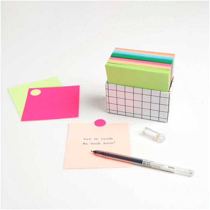 photo d'ambiance des utilisations du set de 400 papiers origami unis dans des tons multicolores vifs de 9cm par 9cm rico design