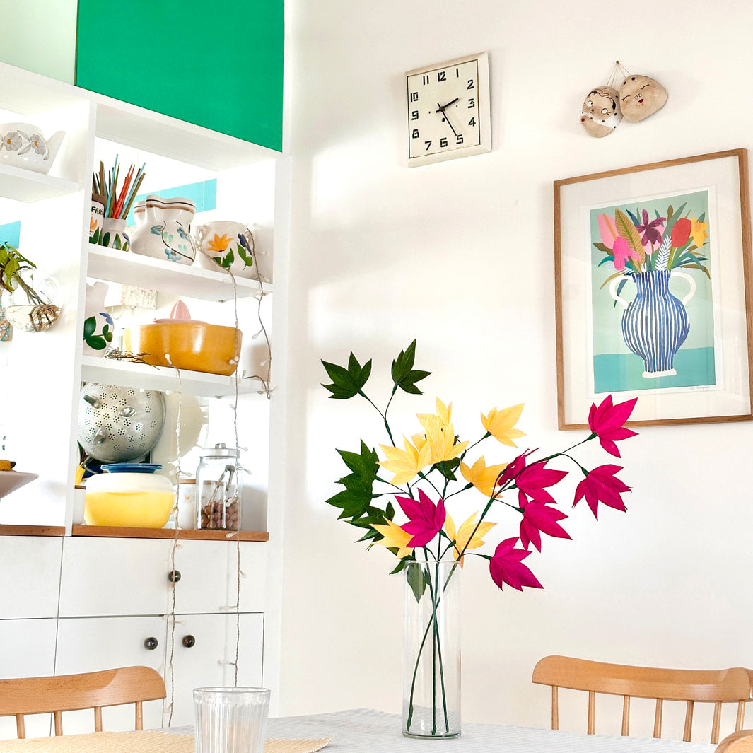 photo d'ambiance vue de loin des branches montées et mises en vase dans un intérieur du kit 3 branchages de feuilles d'érable en crépon dans les tons rose pourpre, jaune moyen, vert foncé « kyoto » adeline klam