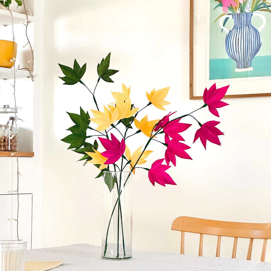 photo d'ambiance vue de près des branches montées et mises en vase dans un intérieur du kit 3 branchages de feuilles d'érable en crépon dans les tons rose pourpre, jaune moyen, vert foncé « kyoto » adeline klam