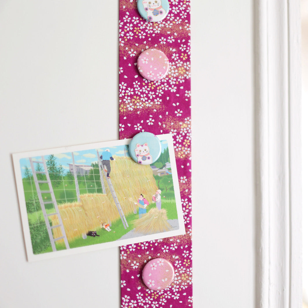 photo d'ambiance avec une vue zoomée du pêle-mêle tapissé du papier japonais aux motifs de fleurs au vent violet pourpre M985 adeline klam