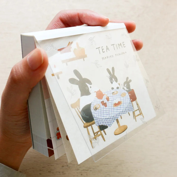 photo packshot du détail de la couverture plastifiée du bloc-notes de 120 feuilles « tea time » par Mariko Fukuoka pour Cozyca Products
