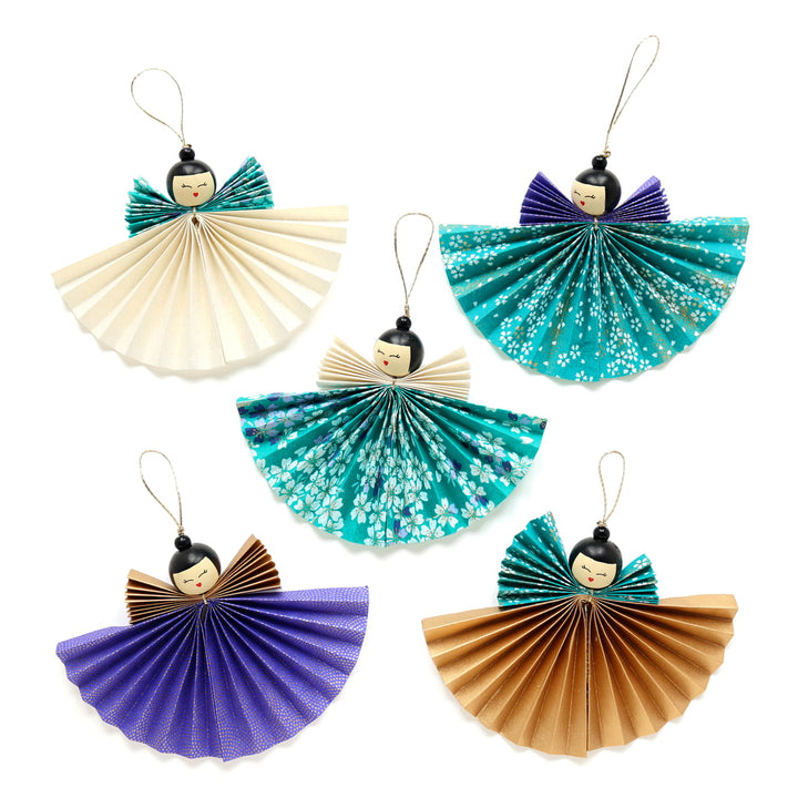 photo packshot des anges montés du kit anges accordéon dans les tons bleu canard, bleu nuit, violet foncé, gris perle et dorés « sakura » adeline klam