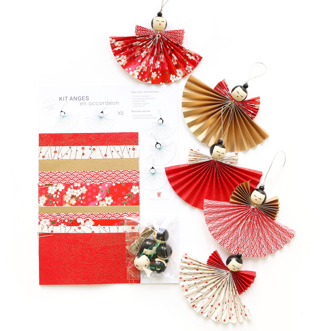 photo packshot du kit anges accordéon, des cinq anges montés et du matériel dans les tons rouges, dorés et blancs de la gamme « nouvel an » adeline klam