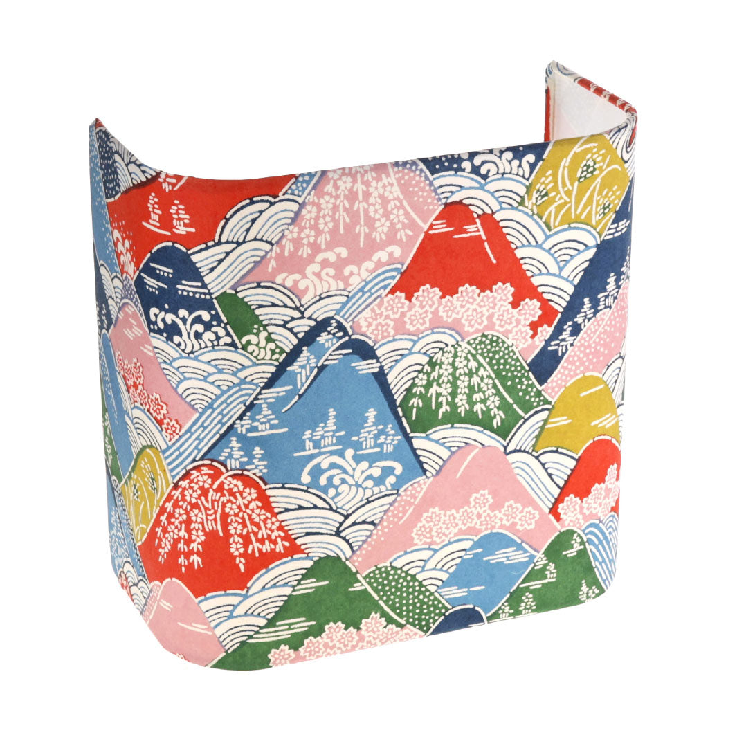 photo packshot de l'applique murale japonaise (grand modèle) aux motifs de montagnes et de rivières dans les tons rouges, verts, bleus, jaunes et roses (M969) adeline klam
