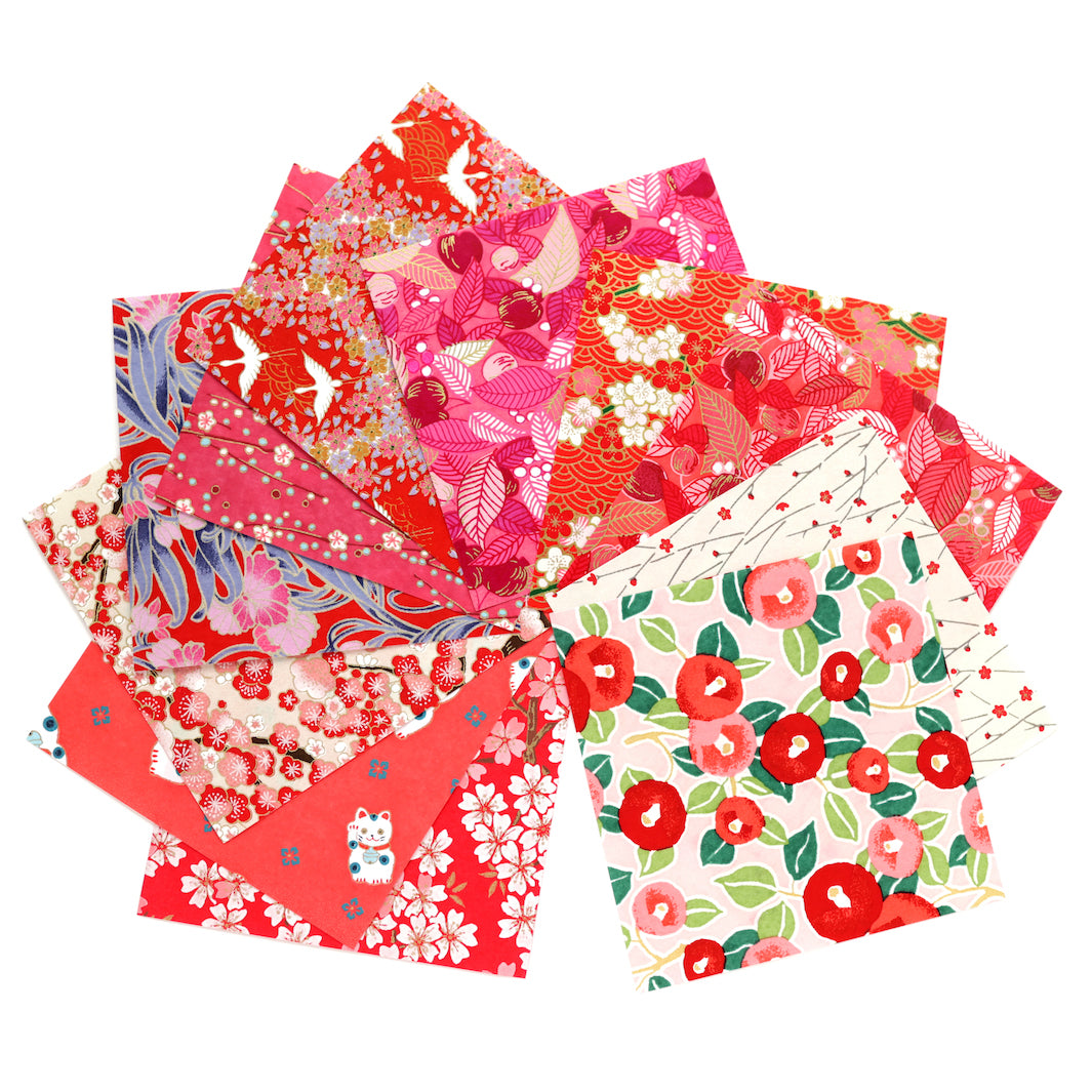photo packshot de l'assortiment de papiers japonais du set de 7 carrés de papiers japonais adeline klam de 12cm par 12cm dans les tons rouges, rouge orangé et roses « grenadine »