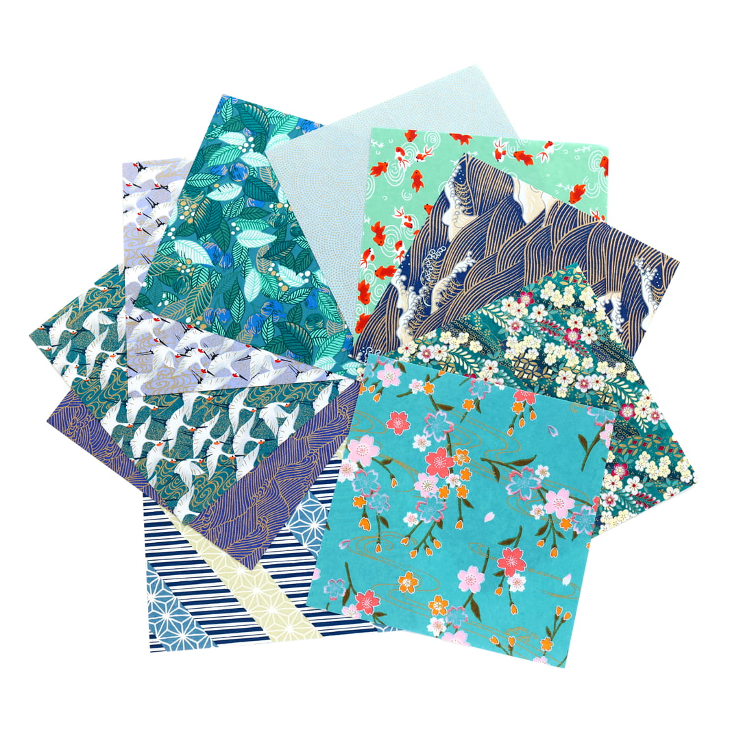 photo packshot de l'assortiment de papiers japonais du set de 20 carrés de papiers japonais adeline klam de 15cm par 15cm dans les tons bleu canard, vert d'eau, bleu nuit, turquoise et violets « paon »