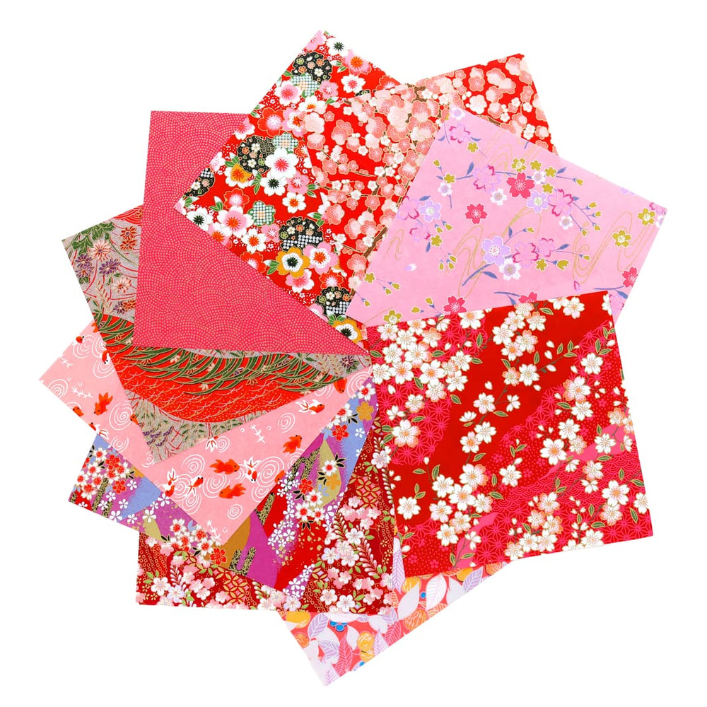 photo packshot de l'assortiment de papiers japonais du set de 20 carrés de papiers japonais adeline klam de 15cm par 15cm dans les tons rouge, rouge orangé, corail et roses « grenadine »