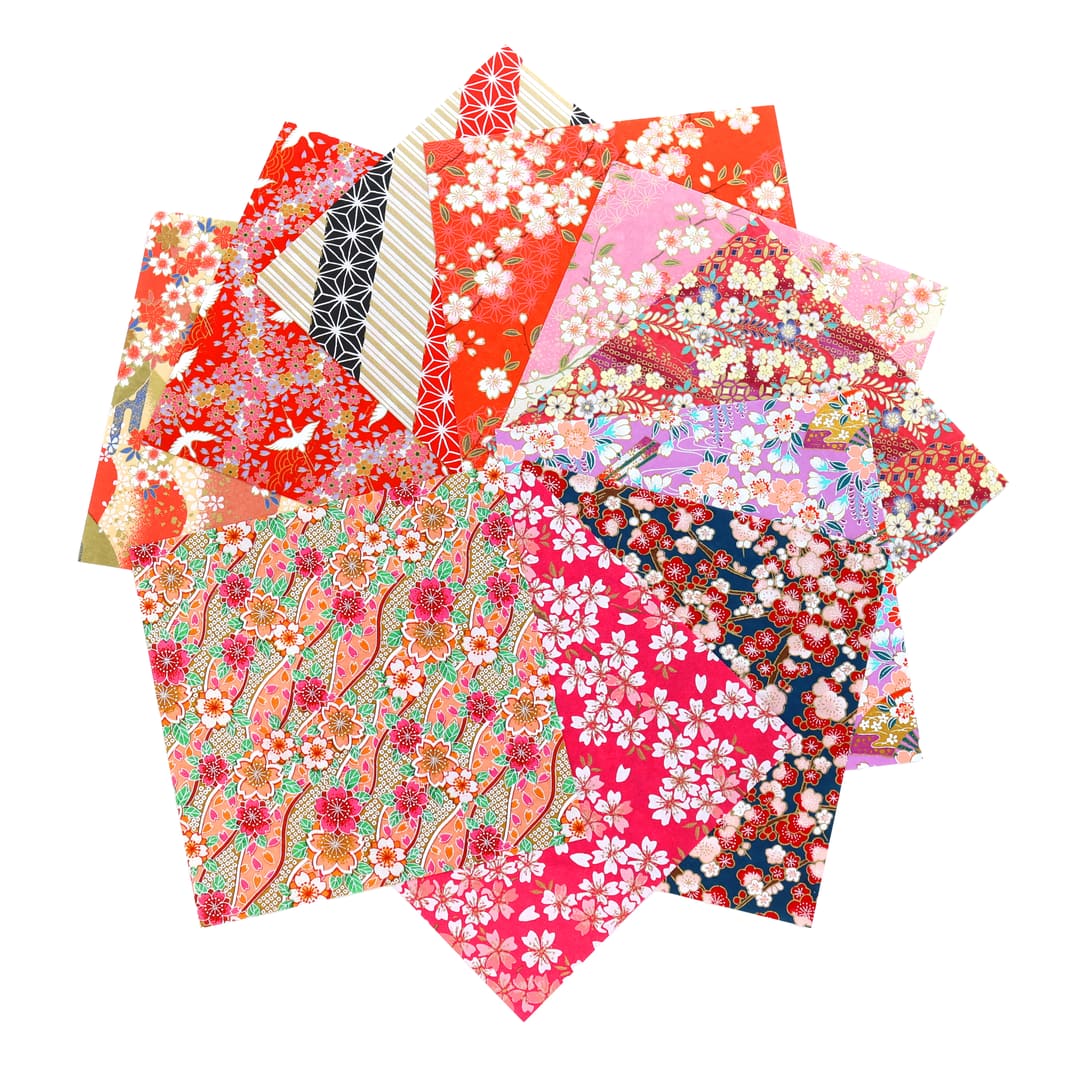 photo packshot de l'assortiment de papiers japonais du set de 20 carrés de papiers japonais adeline klam de 15cm par 15cm dans les tons rouge, rouge orangé, corail et roses « grenadine »