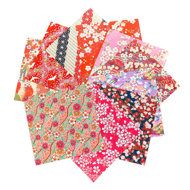 photo packshot de l'assortiment de papiers japonais du set de 20 carrés de papiers japonais adeline klam de 15cm par 15cm dans les tons rouge, rouge orangé, corail et roses « grenadine »