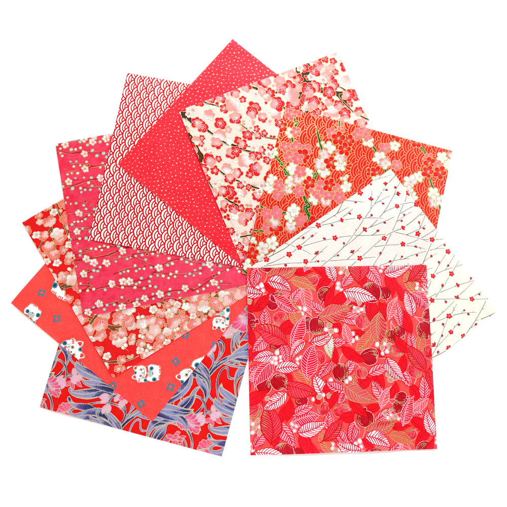 photo packshot de l'assortiment de papiers japonais du set de 7 carrés de papiers japonais adeline klam de 15cm par 15cm dans les tons rouges, rouge orangé et roses « grenadine »