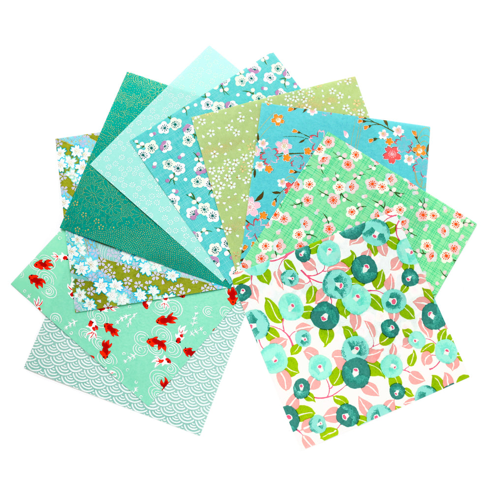 photo packshot de l'assortiment de papiers japonais du set de 7 carrés de papiers japonais adeline klam de 15cm par 15cm dans les tons vert clair et foncé, vert d'eau et menthe et bleu turquoise « garden »