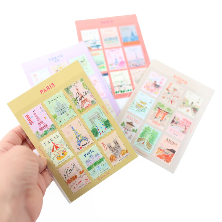 photo packshot de l'assortiment des planches de 9 stickers de timbres illustrés sur des villes de la marque pansydaisy