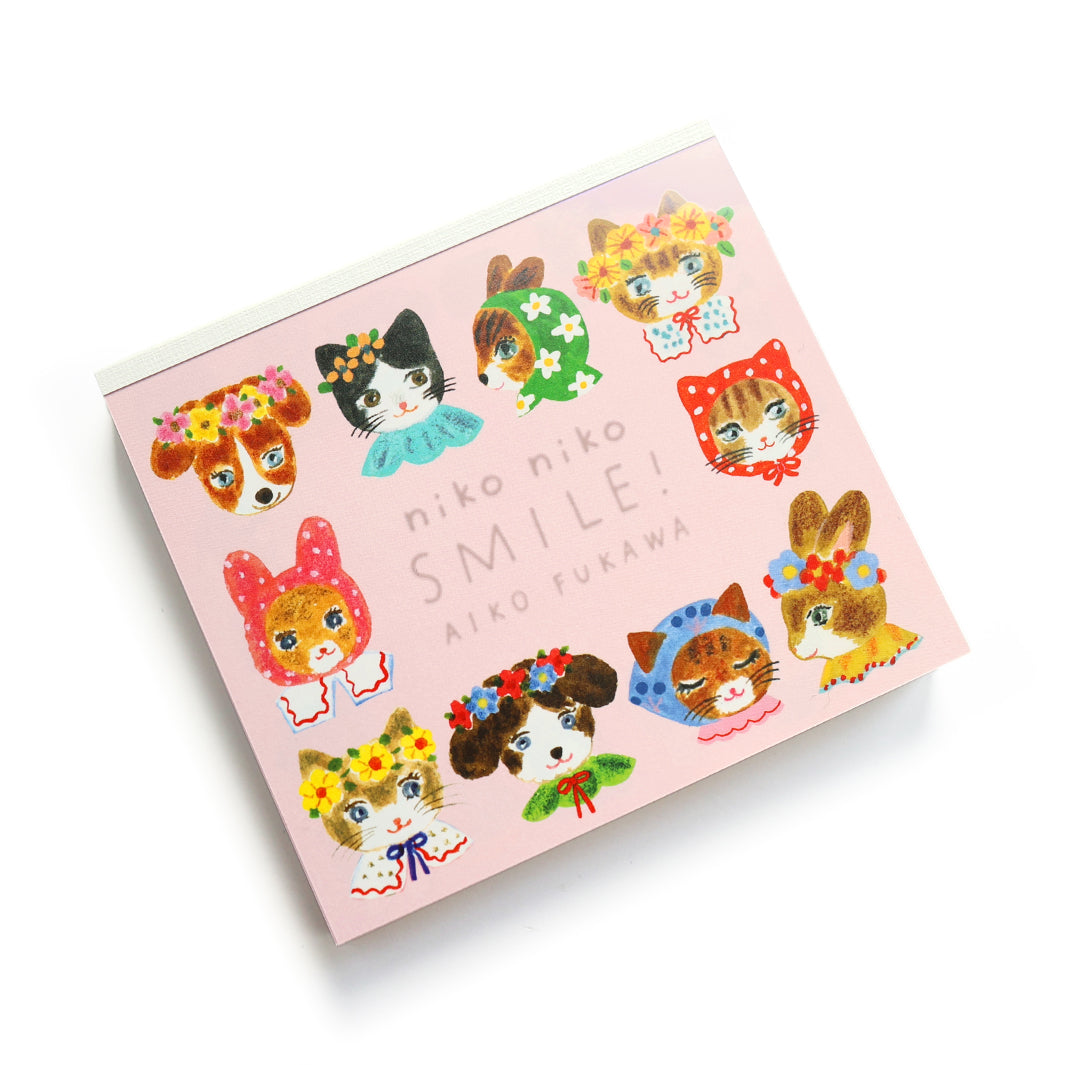 photo packshot de biais du bloc-notes de 120 feuilles « niko niko smile » par Aiko Fukawa pour Cozyca Products