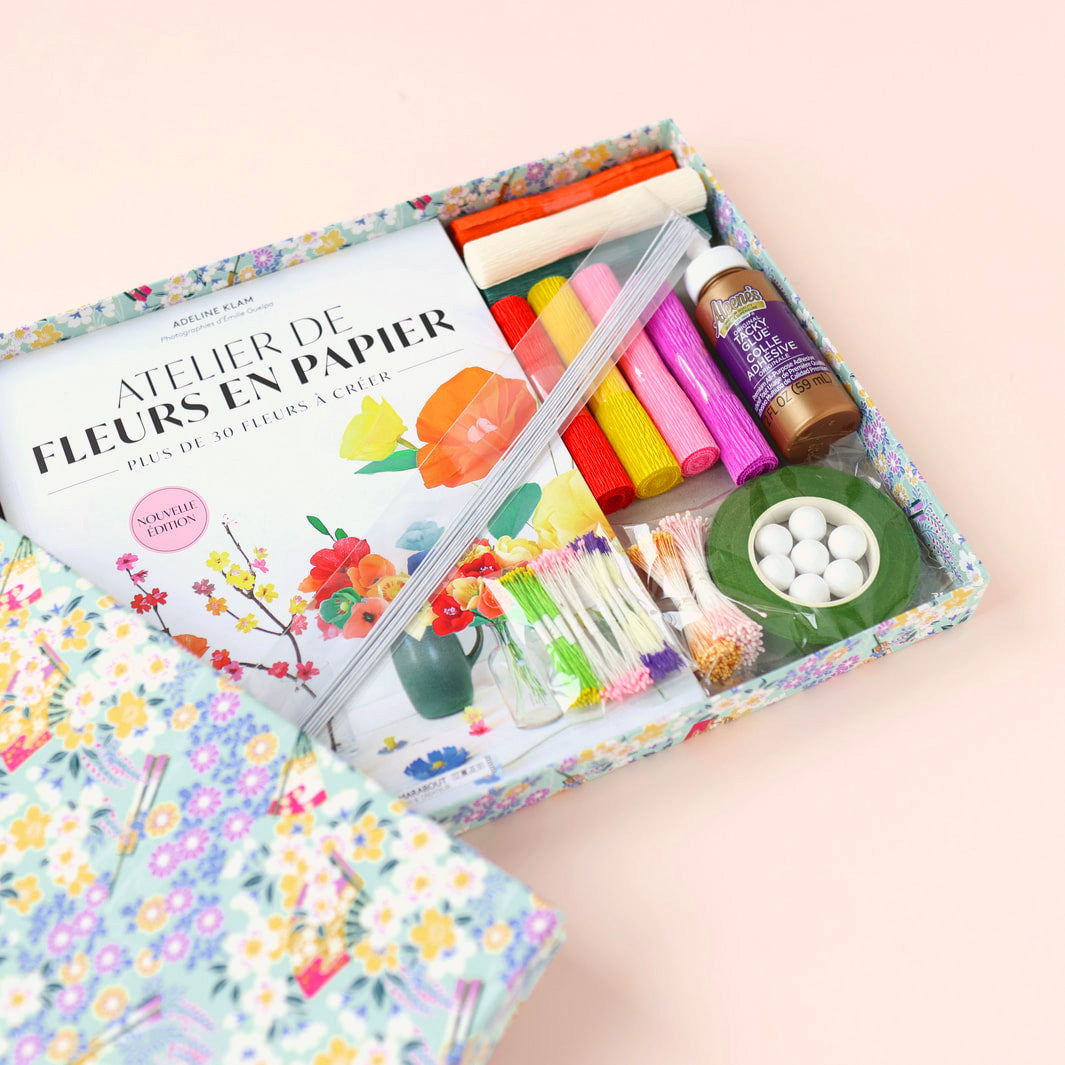 photo packshot de biais du coffret ouvert « fleurs en papier » adeline klam