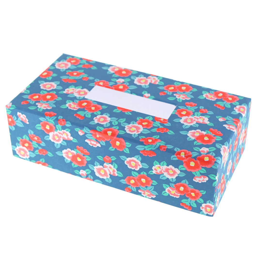 photo packshot d'une boîte à mouchoirs en carton tapissée d'un papier japonais aux motifs de camélias tsubaki dans les tons bleu foncé, rouge orange, roses et vert d'eau (M956) adeline klam