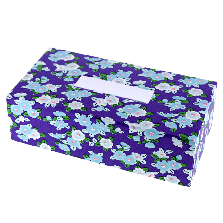 photo packshot d'une boîte à mouchoirs en carton tapissée d'un papier japonais aux motifs de camélias tsubaki dans les tons bleu violet, bleu ciel et verts (M955) adeline klam