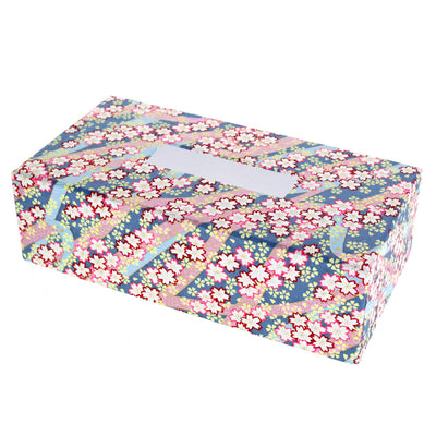 photo packshot d'une boîte à mouchoirs en carton tapissée d'un papier japonais aux motifs d'ondulations fleuries dans les tons roses, bleus, mauve, jaunes et dorés (M390) adeline klam