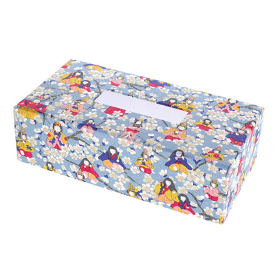 photo packshot d'une boîte à mouchoirs en carton tapissée d'un papier japonais aux motifs de poupées d'hina matsuri et de fleurs de pêcher dans les tons bleu gris, roses, rouges, et violets (M1005) adeline klam