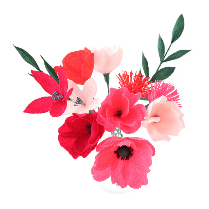 photo packshot du bouquet de fleurs en papier crépon monté dans les tons rose fuschia, rose clair et vif, rouges et vert foncé « amour » adeline klam