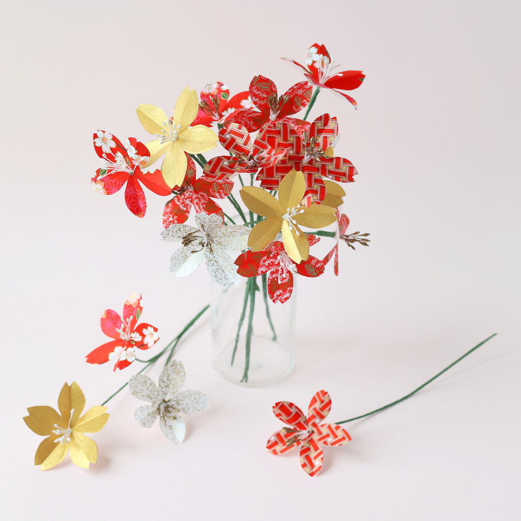 photo d'ambiance du bouquet monté du kit bouquet de fleurs de cerisier rouge, blanc et doré « noël » adeline klam