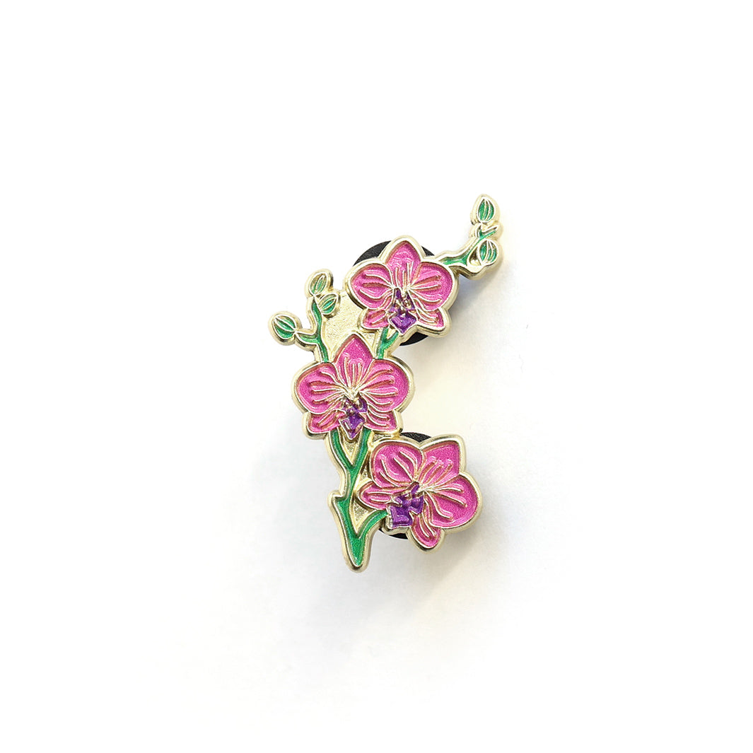 photo packshot du pin's en forme de branche d'orchidées dans les tons roses, violets et verts