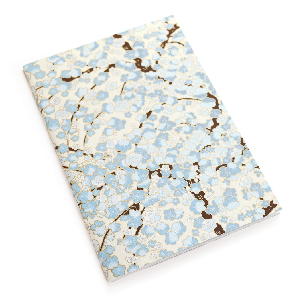 photo packshot d'un carnet habillé de papier japonais au motif de fleurs de prunier dans les tons blanc crème, bleu clair et marron foncé (M434) adeline klam
