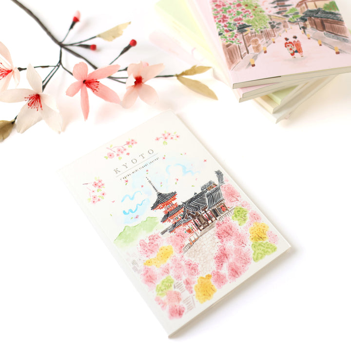 photo packshot du carnet de voyage format A5 illustré du temple kiyomizu-dera au printemps à kyoto de pansydaisy
