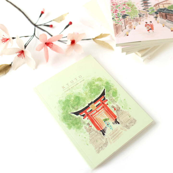 photo packshot du carnet de voyage format A5 illustré du sanctuaire fushimi inari-taisha à kyoto de pansydaisy