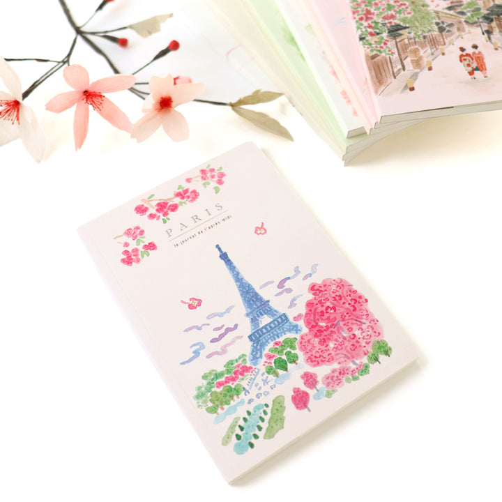 photo packshot du carnet de voyage format A5 illustré de la tour eiffel au printemps de pansydaisy