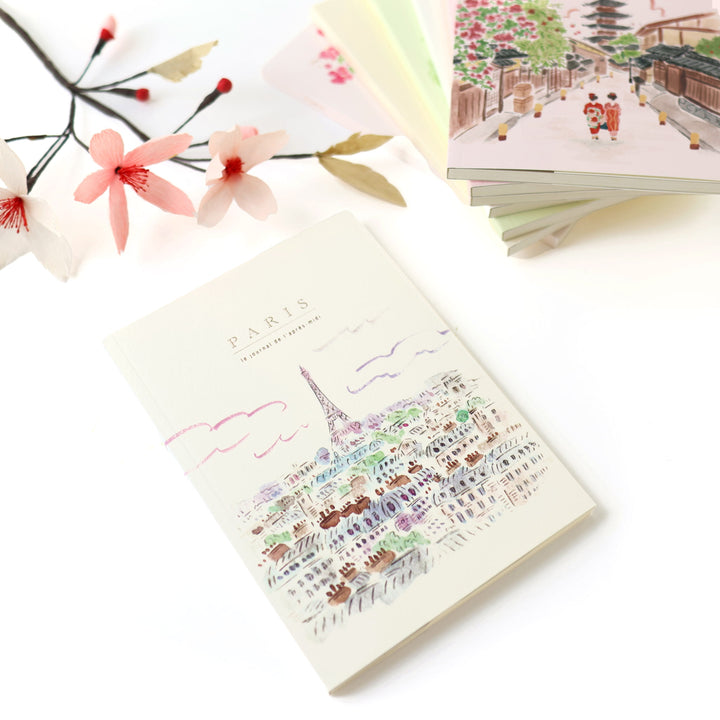 photo packshot du carnet de voyage format A5 illustré de la tour eiffel et des toits parisiens de pansydaisy