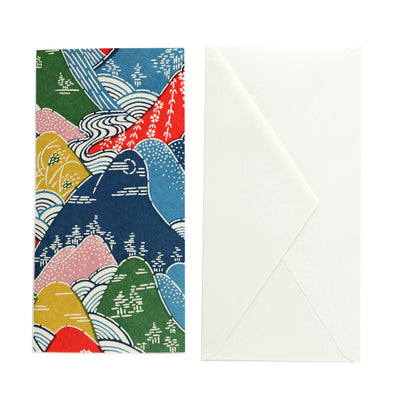 photo packshot de la carte double allongée tapissée de papier japonais aux motifs de montagnes et de rivières dans les tons rouges, bleus, verts, jaunes et roses M969 adeline klam