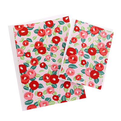 photo packshot de cartes doubles, petits et grands modèles, aux motifs de camélias rouges, roses, vert clair et foncé adeline klam (M722)