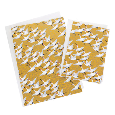 photo packshot de cartes doubles, petits et grands modèles, aux motifs d'envolée de grues jaune moutarde (M930) adeline klam