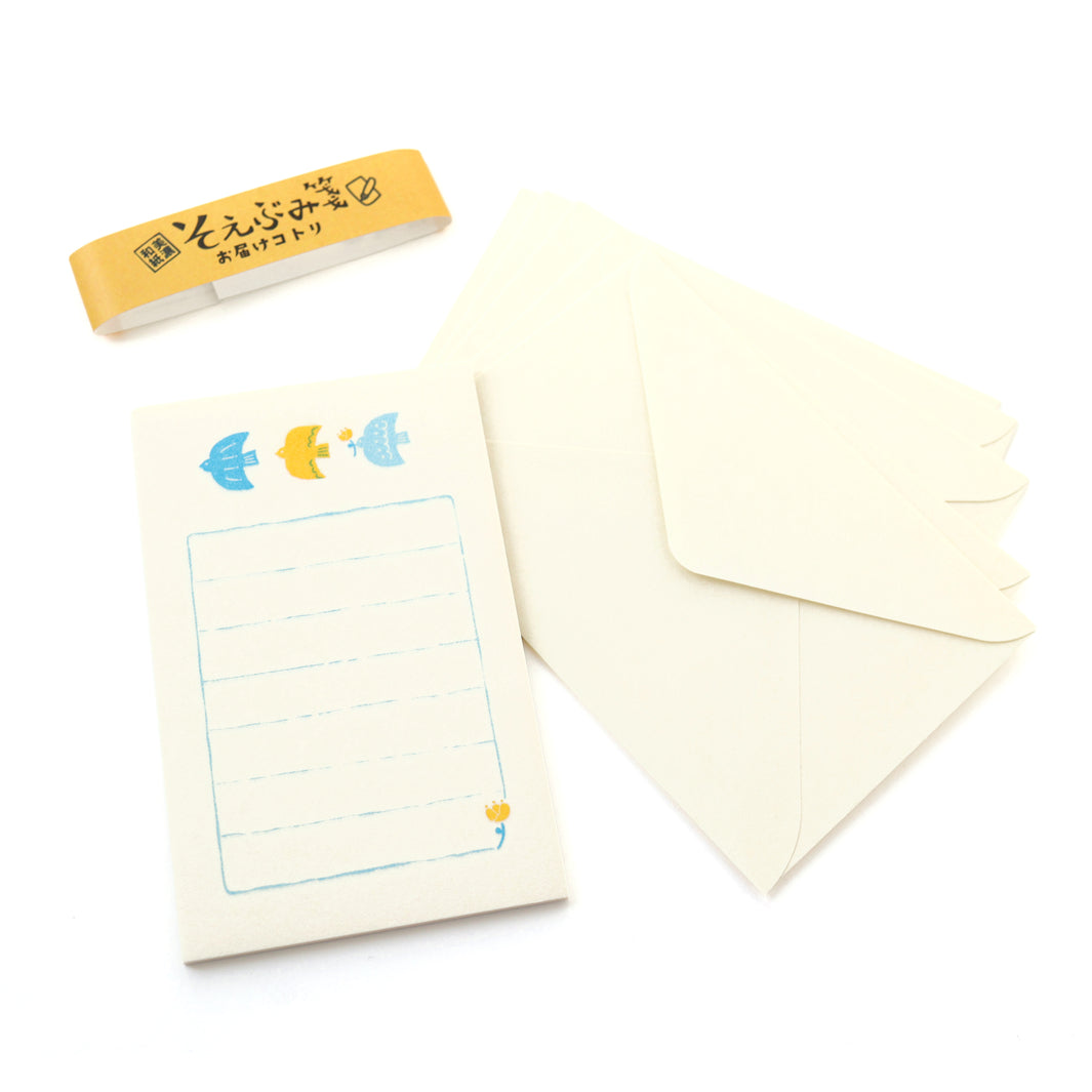 photo packshot du contenu du mini set de 30 papiers à lettre et 5 enveloppes aux motifs de 3 petits oiseaux furukawashiko