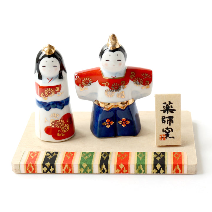photo packshot du couple en céramique « hina matsuri » dans les tons bleus, rouges et dorés