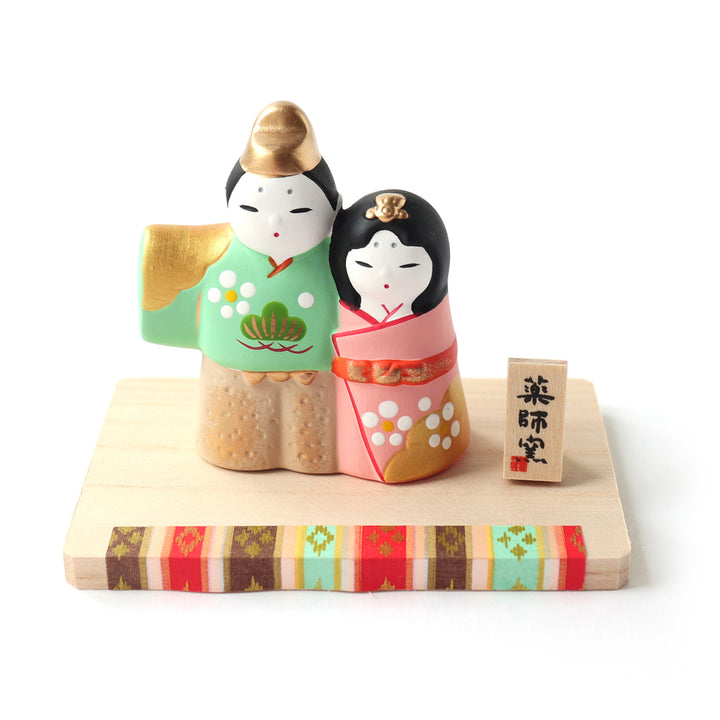 photo packshot du couple en céramique « hina matsuri » dans les tons vert d'eau, roses et dorés