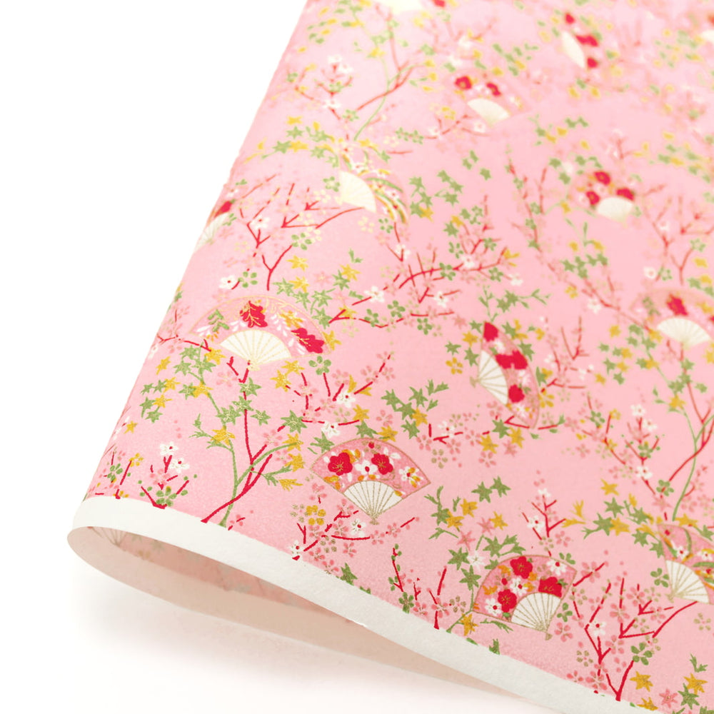 photo packshot d'une courbe de papier japonais yuzen chiyogami aux motifs « 4 saisons » dans les tons roses, rouges, verts et jaunes adeline klam (M1055)