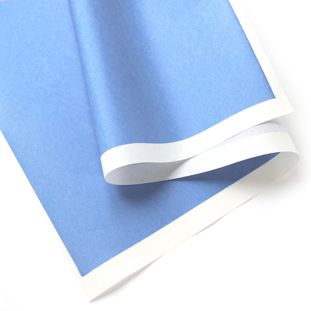 photo packshot d'une courbe du papier japonais yuzen chiyogami uni bleu pervenche adeline klam (U547)