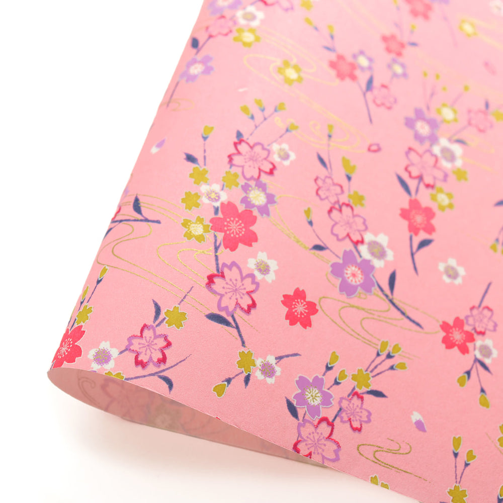 photo packshot d'une courbe de papier japonais yuzen chiyogami aux motifs de branches de cerisier et d'ondulation dans les tons rose moyen, violet mauve et jaune moutarde adeline klam (M1059)