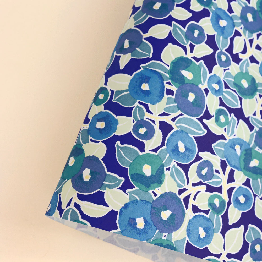 photo packshot d'une courbe de papier japonais yuzen chiyogami aux motifs de camélias dans les tons mauve, bleus, verts et violets (M800)
