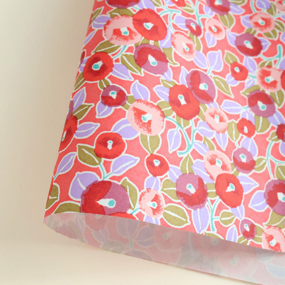 photo packshot d'une courbe de papier japonais yuzen chiyogami aux motifs de camélia dans les tons rouges, prune et lavande adeline klam M1011
