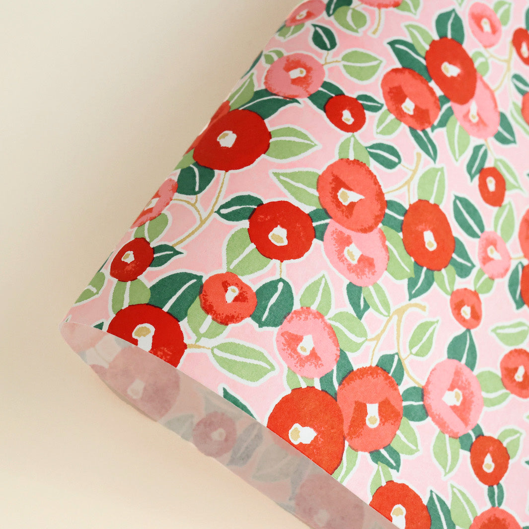 photo packshot d'une courbe de papier japonais yuzen chiyogami aux motifs de camélia dans les tons rouges, roses et verts adeline klam M722