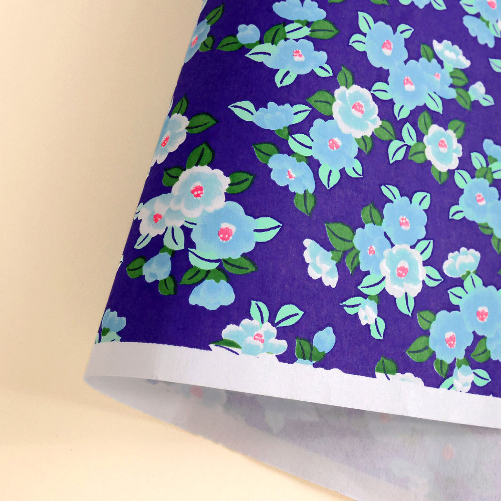 photo packshot d'une courbe de papier japonais yuzen chiyogami aux motifs de camélias tsubaki dans les tons bleu violet, bleu ciel et verts adeline klam (M955)