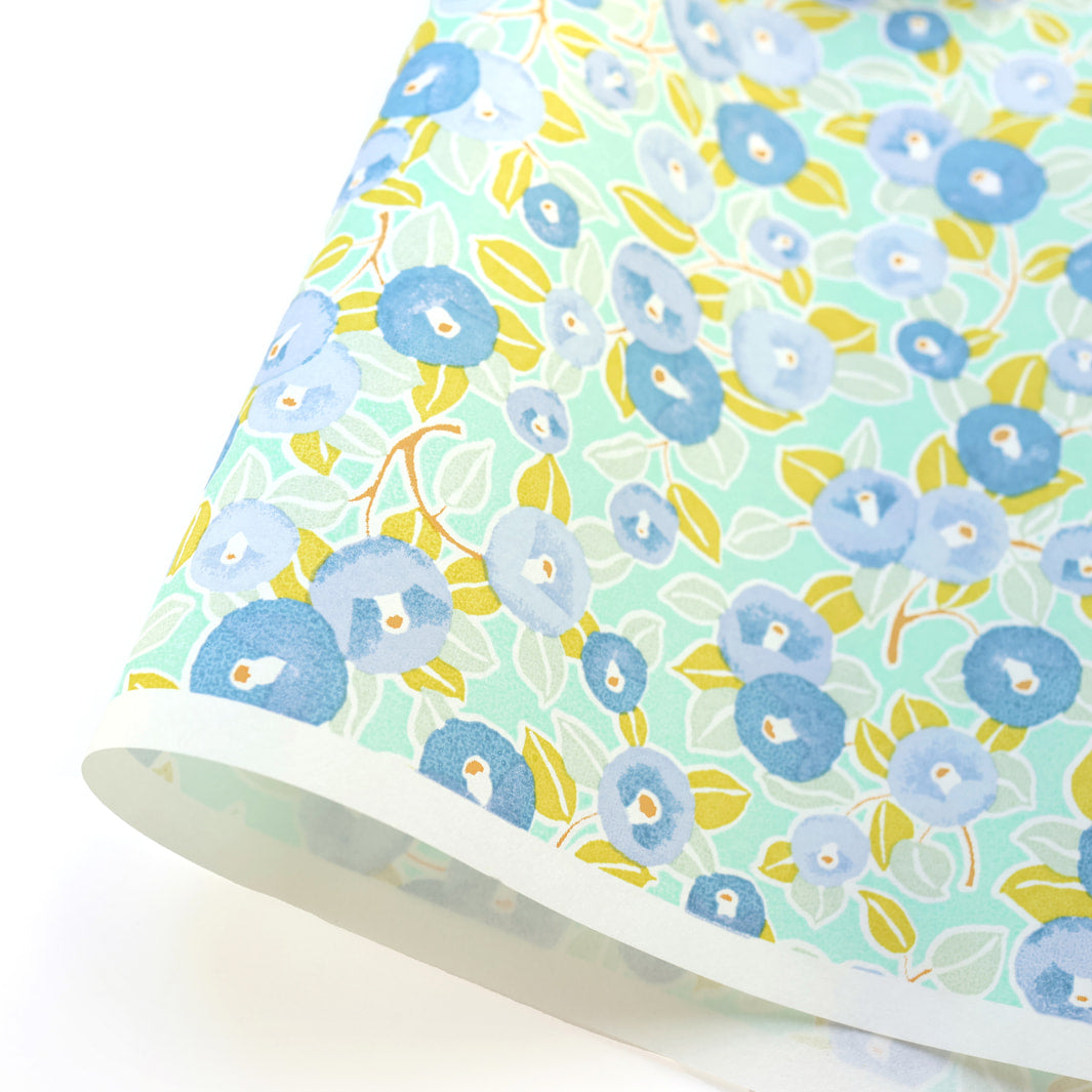 photo packshot d'une courbe de papier japonais yuzen chiyogami au motif de camélias dans les tons vert d'eau et anis, bleu gris et jaune moutarde adeline klam (M806)